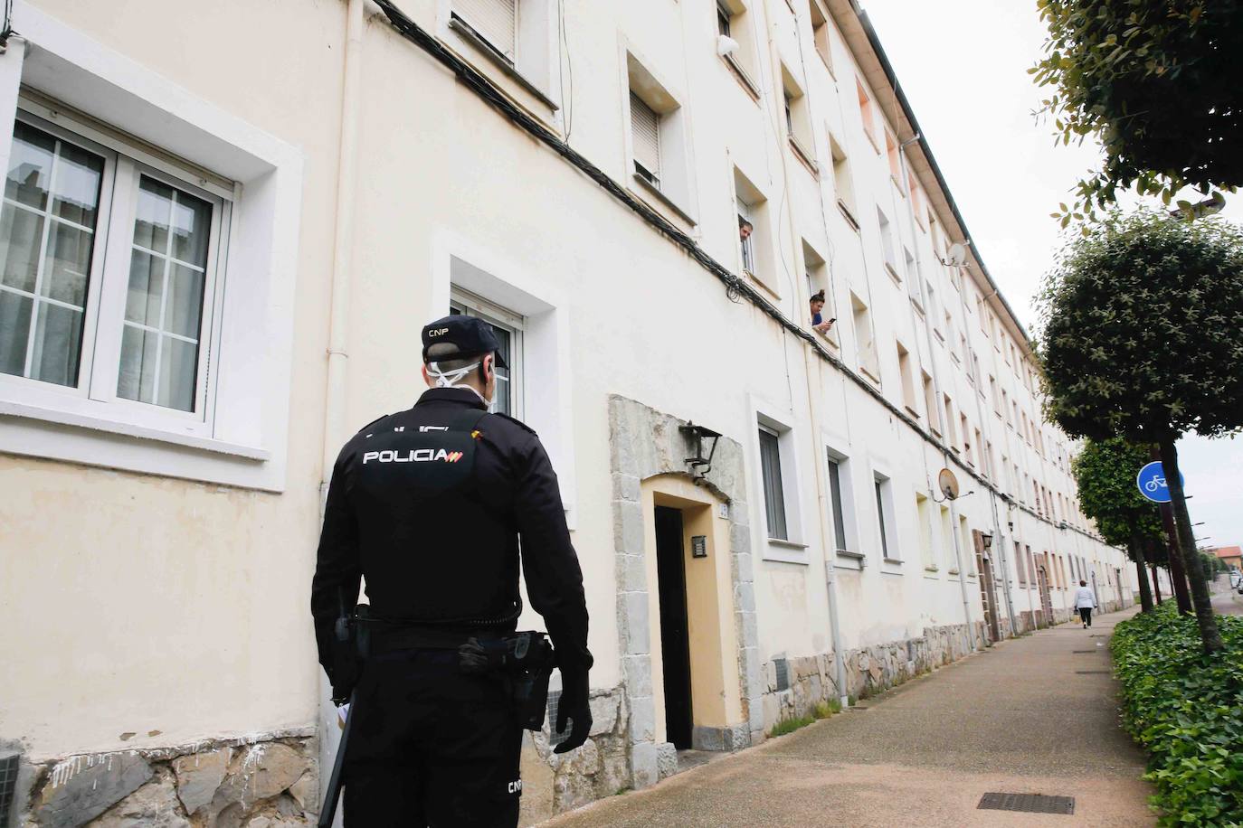 El fallecido,un varón de 70 años, residía en el barrio de Roces. Fue su pareja quien alertó a la Policía de que no sabía nada de él desde hacía un día.