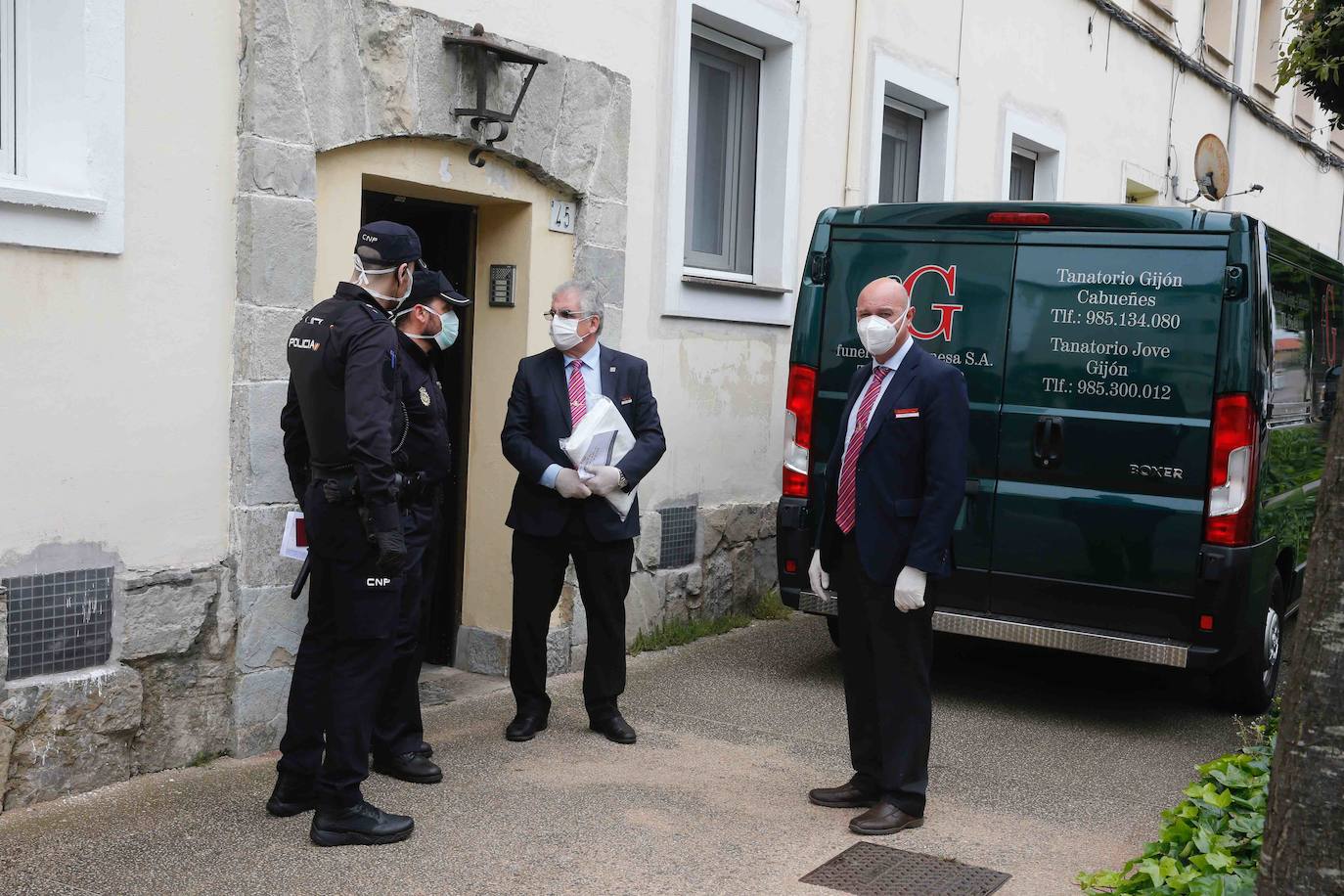 El fallecido,un varón de 70 años, residía en el barrio de Roces. Fue su pareja quien alertó a la Policía de que no sabía nada de él desde hacía un día.