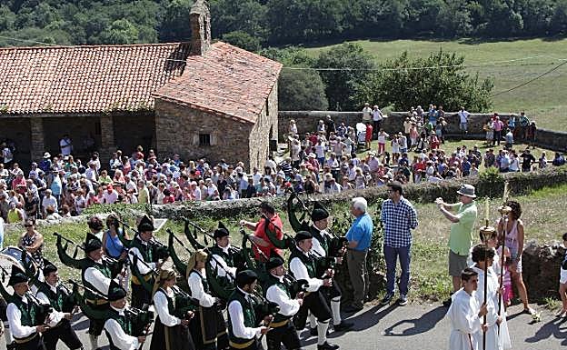 Procesión del Santo tras la misa en la capilla