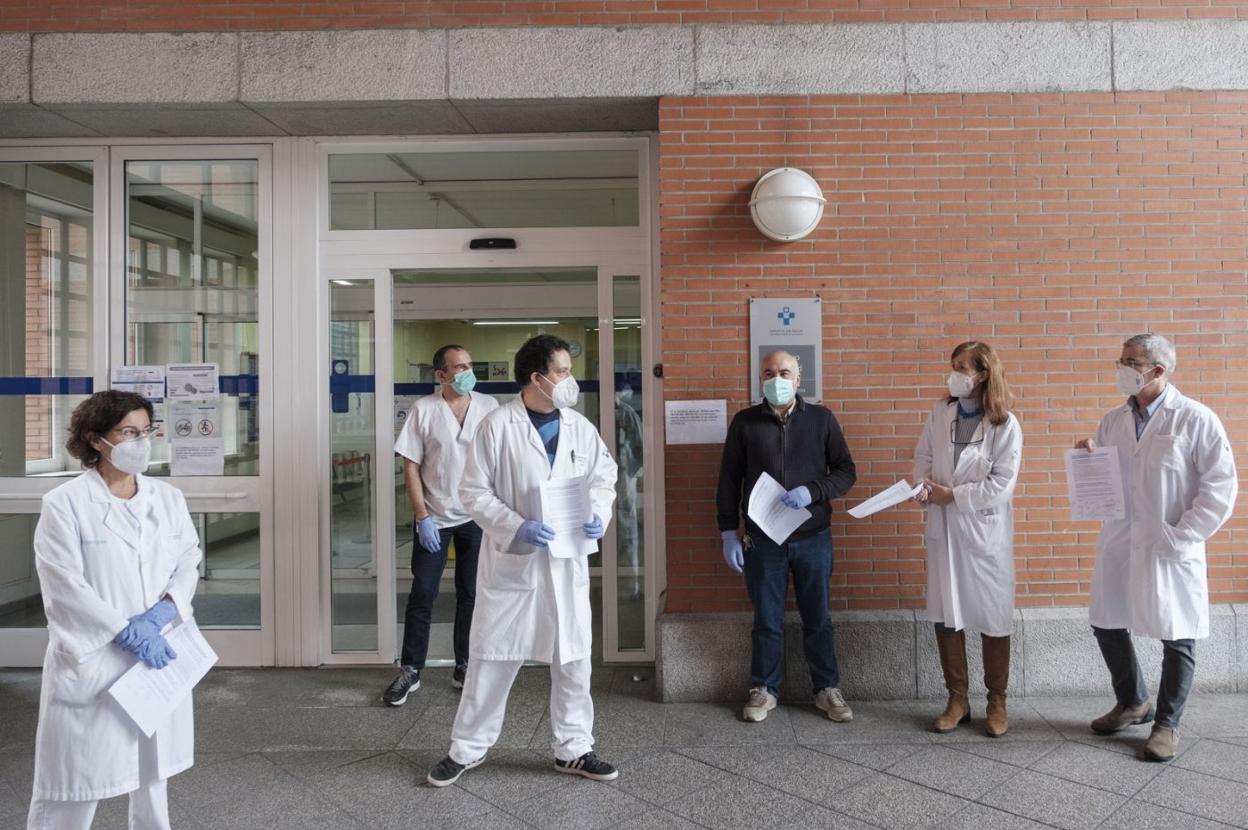 Un grupo de trabajadores del centro de salud, con las mascarillas que debieron sufragar y la carta que harán llegar al Sespa. 