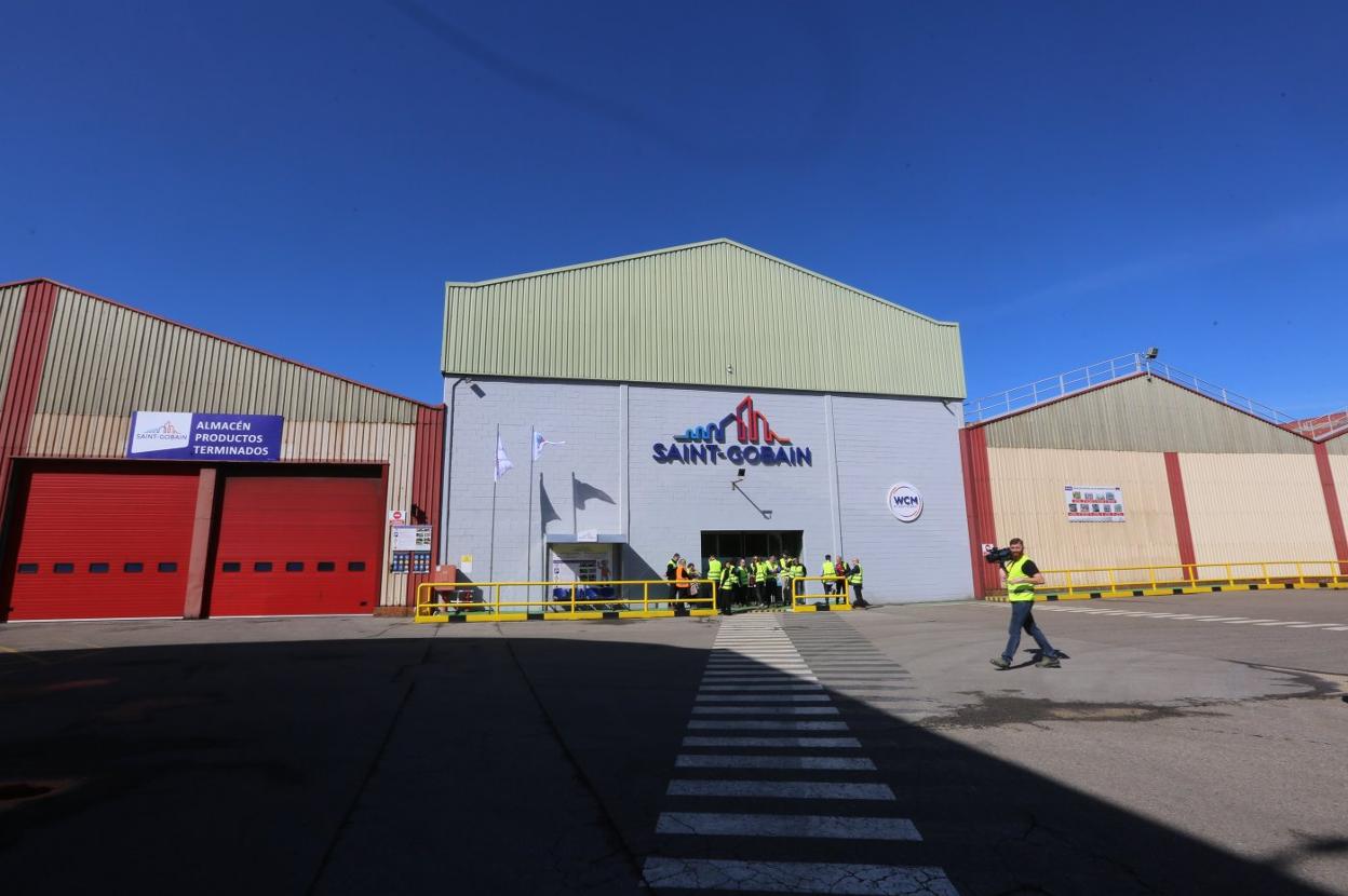 Imagen de las instalaciones de Saint-Gobain en Avilés durante una visita institucional. 