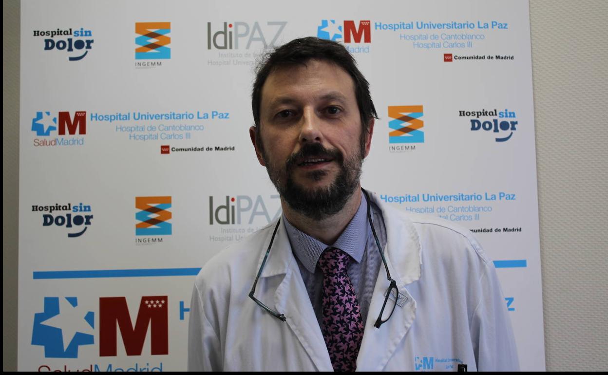 El microbiólogo Julio García Rodríguez, en el Hospital La Paz.