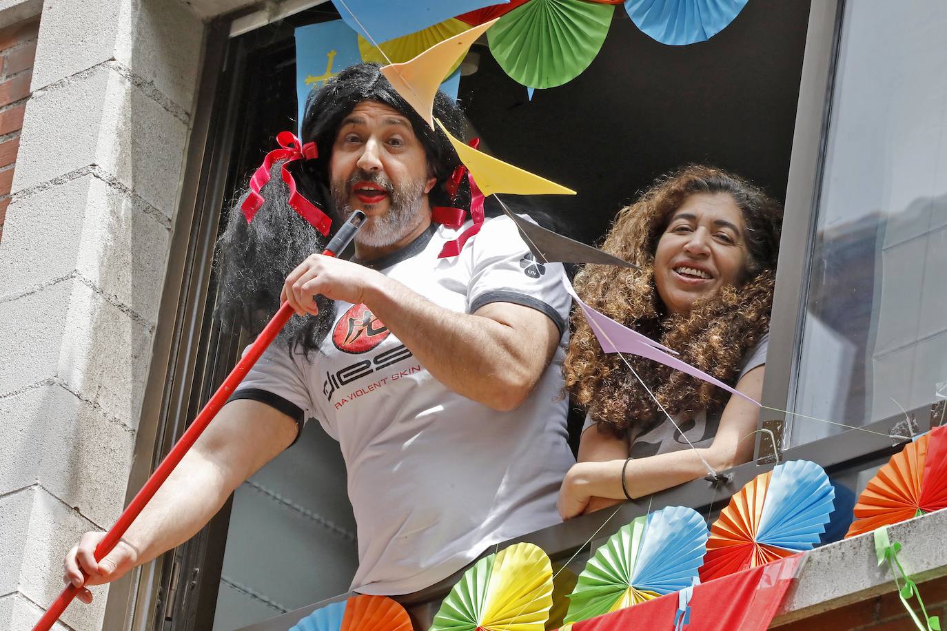 Vecinos del barrio de Contrueces se divierten este domingo desde sus ventanas emulando la estética del videoclip de Queen 'I want to break free'. 