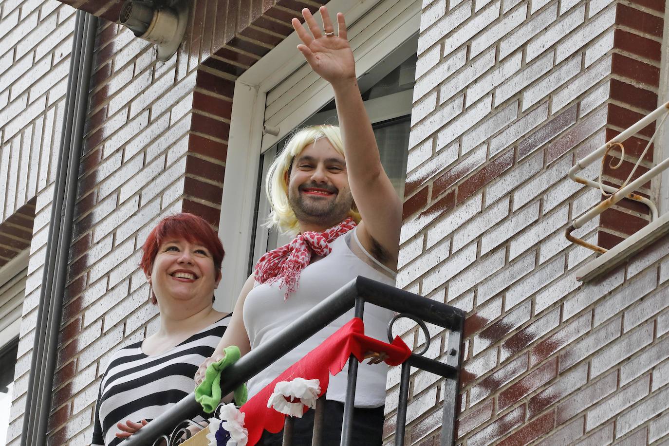 Vecinos del barrio de Contrueces se divierten este domingo desde sus ventanas emulando la estética del videoclip de Queen 'I want to break free'. 