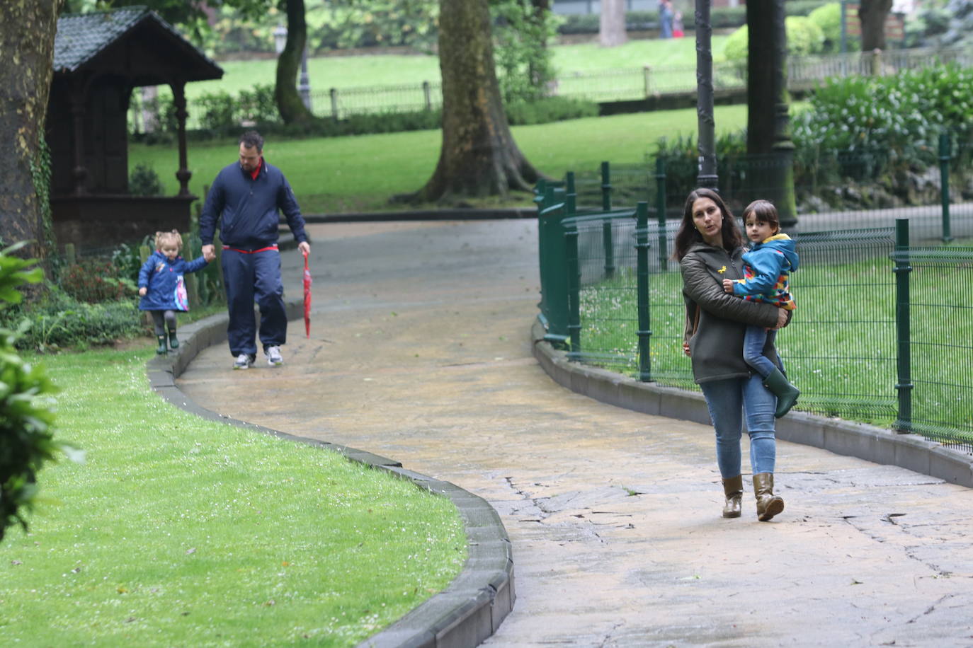 Los niños de Oviedo ponen al mal tiempo buena cara y salen a disfrutar de sus calles