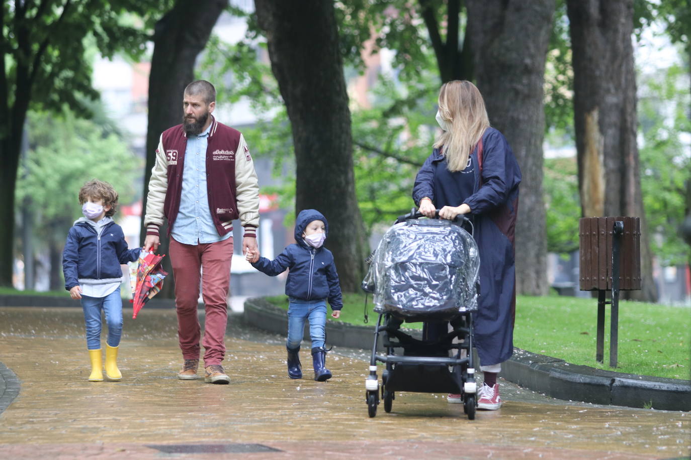 Los niños de Oviedo ponen al mal tiempo buena cara y salen a disfrutar de sus calles