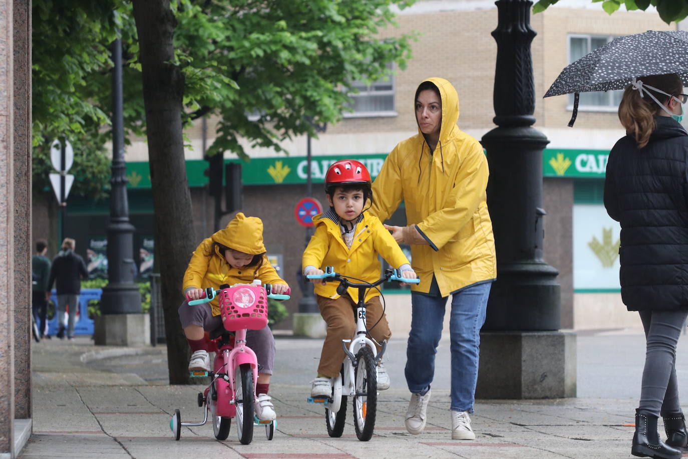 Los niños de Oviedo ponen al mal tiempo buena cara y salen a disfrutar de sus calles