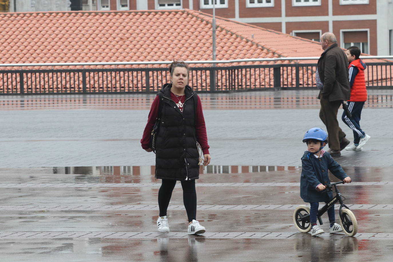 Los niños de Oviedo ponen al mal tiempo buena cara y salen a disfrutar de sus calles