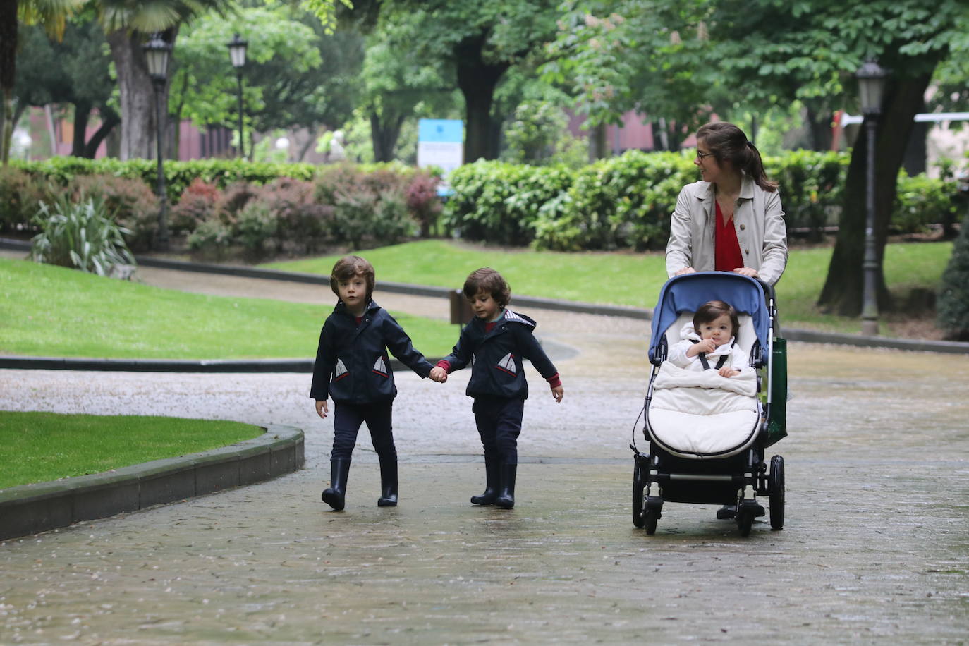 Los niños de Oviedo ponen al mal tiempo buena cara y salen a disfrutar de sus calles