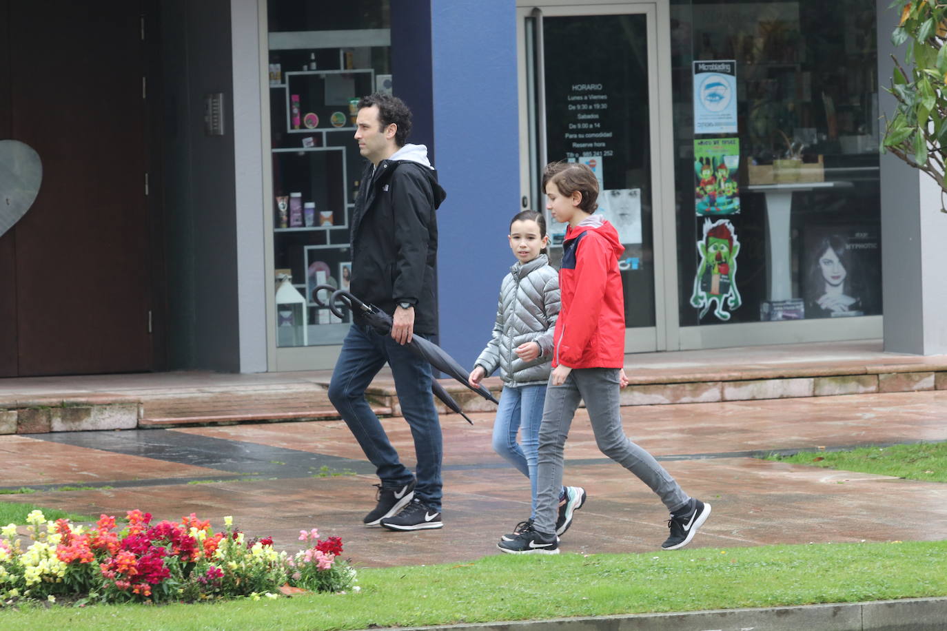 Los niños de Oviedo ponen al mal tiempo buena cara y salen a disfrutar de sus calles