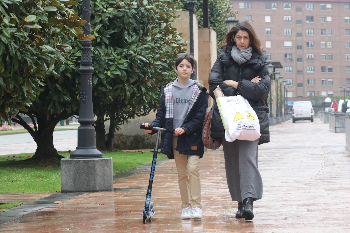 Los niños de Oviedo ponen al mal tiempo buena cara y salen a disfrutar de sus calles