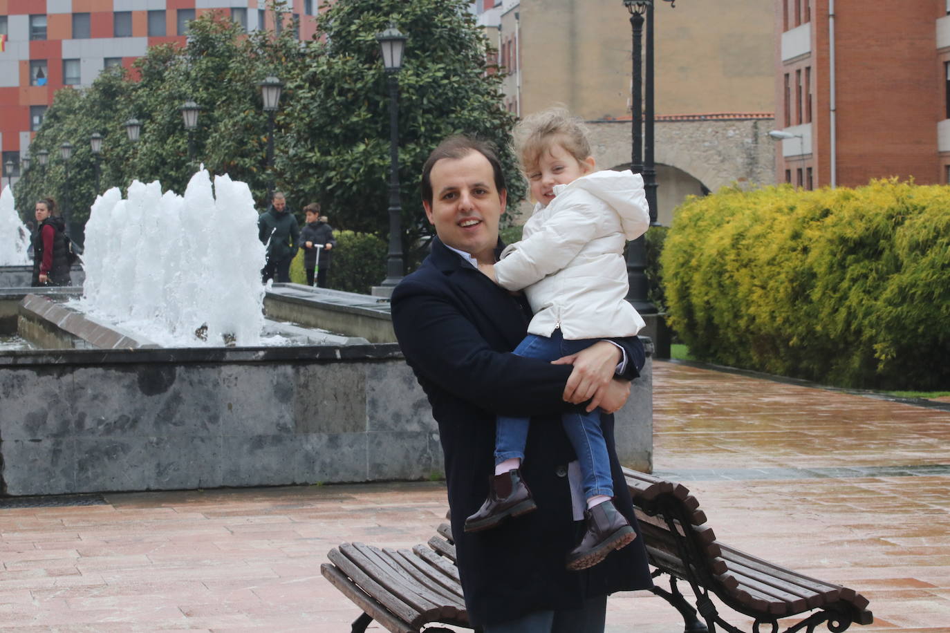 Los niños de Oviedo ponen al mal tiempo buena cara y salen a disfrutar de sus calles