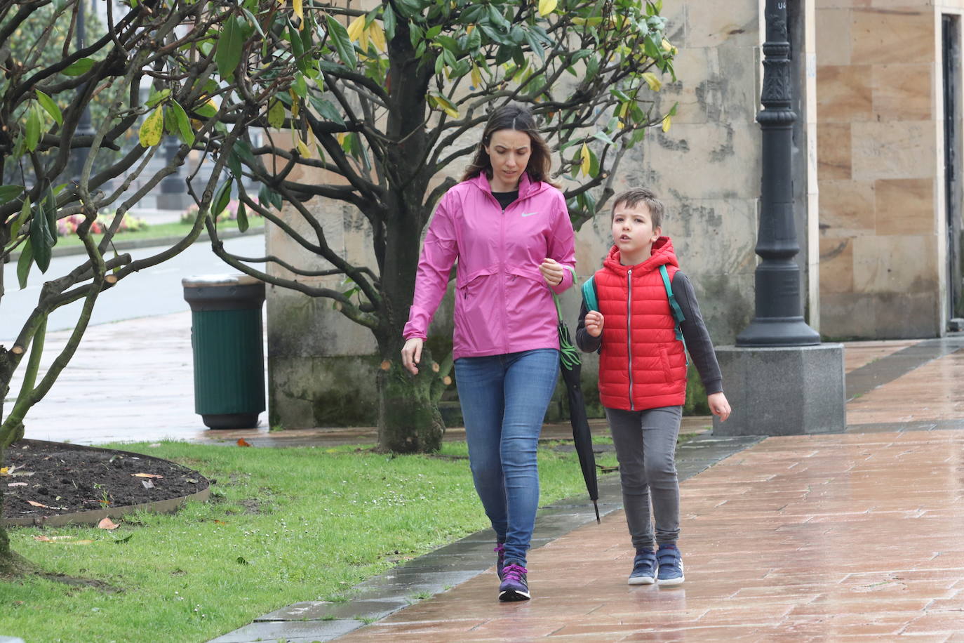 Los niños de Oviedo ponen al mal tiempo buena cara y salen a disfrutar de sus calles