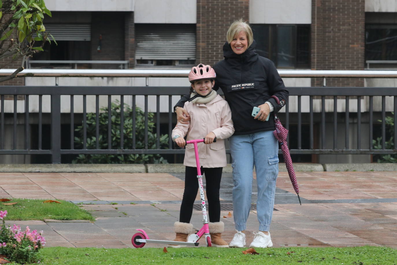 Los niños de Oviedo ponen al mal tiempo buena cara y salen a disfrutar de sus calles