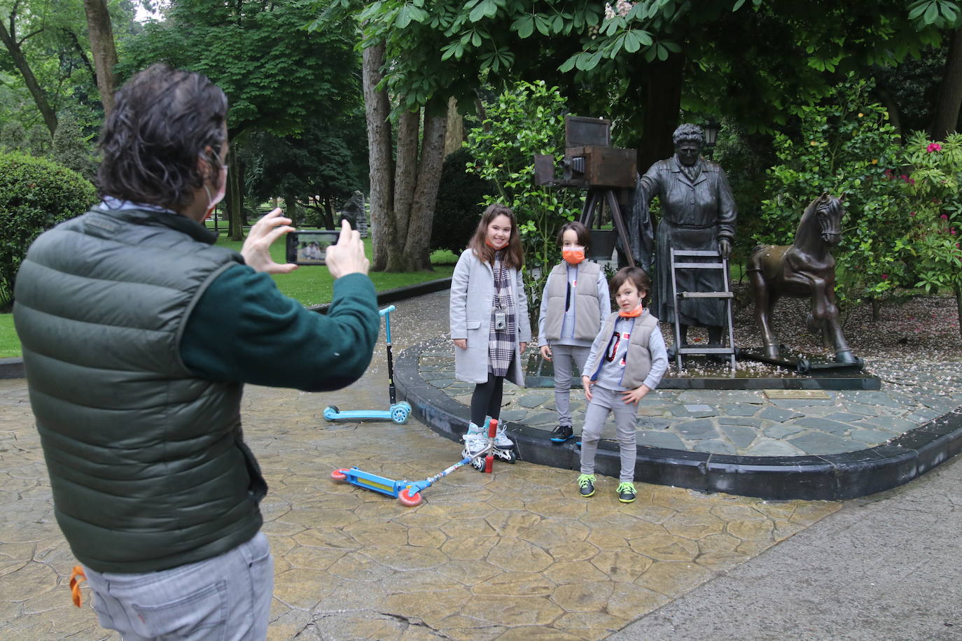 Los niños de Oviedo ponen al mal tiempo buena cara y salen a disfrutar de sus calles