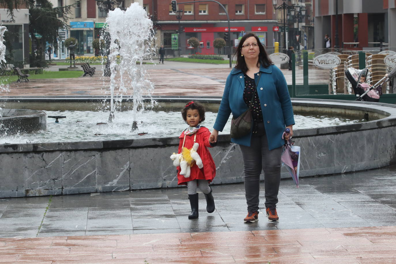 Los niños de Oviedo ponen al mal tiempo buena cara y salen a disfrutar de sus calles