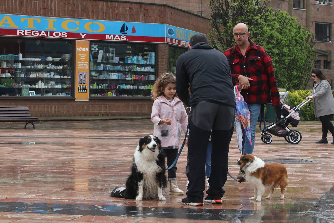 Los niños de Oviedo ponen al mal tiempo buena cara y salen a disfrutar de sus calles