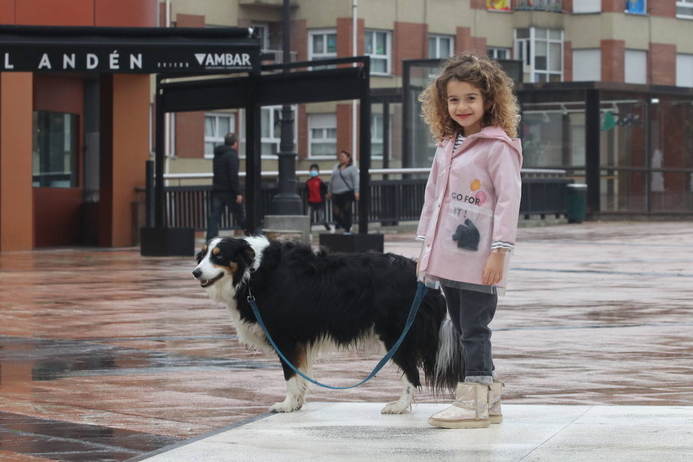 Los niños de Oviedo ponen al mal tiempo buena cara y salen a disfrutar de sus calles