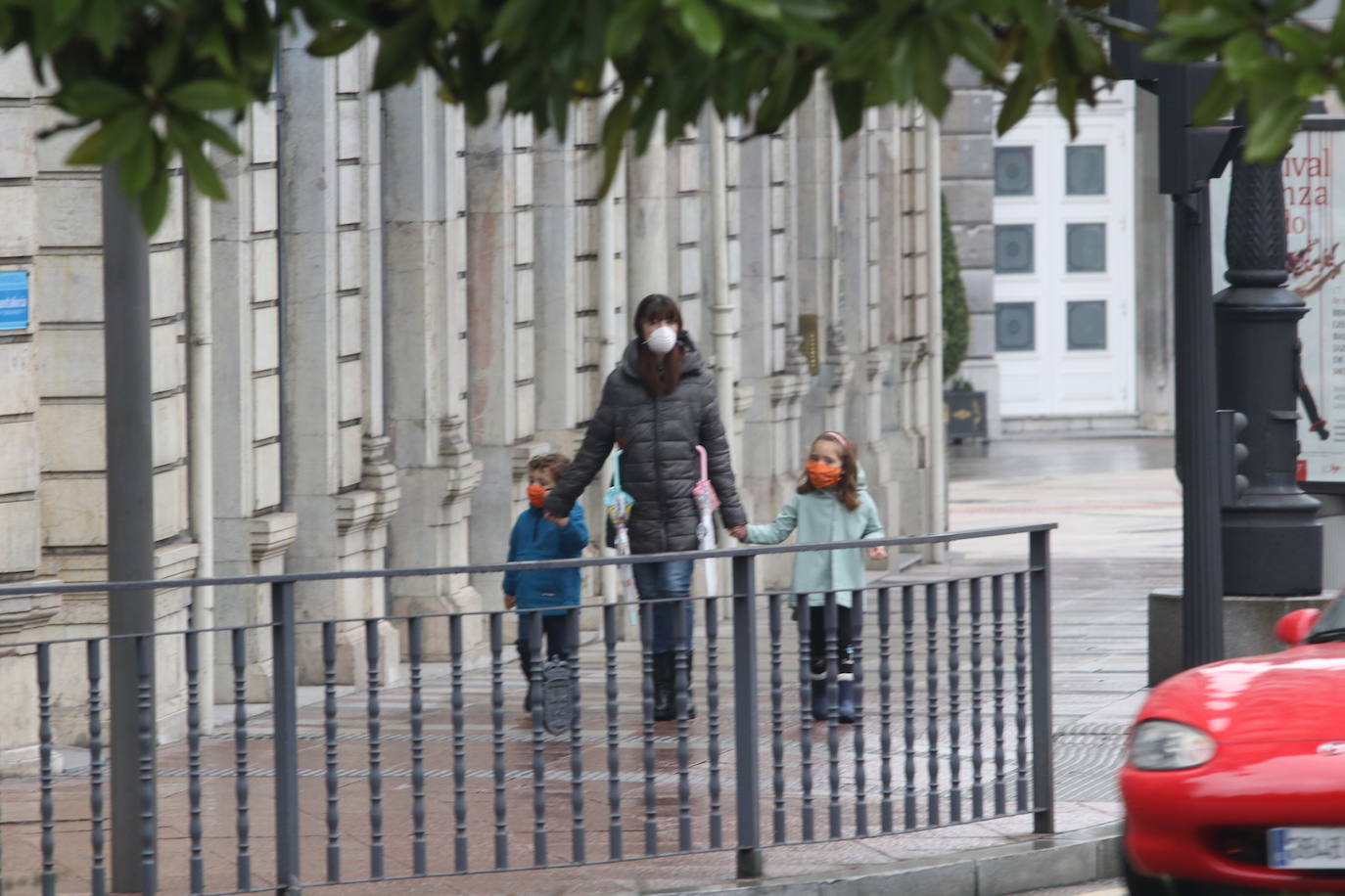 Los niños de Oviedo ponen al mal tiempo buena cara y salen a disfrutar de sus calles