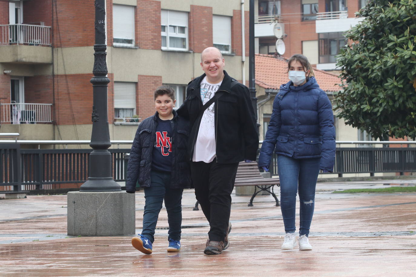 Los niños de Oviedo ponen al mal tiempo buena cara y salen a disfrutar de sus calles