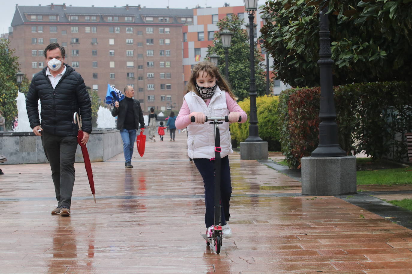 Los niños de Oviedo ponen al mal tiempo buena cara y salen a disfrutar de sus calles