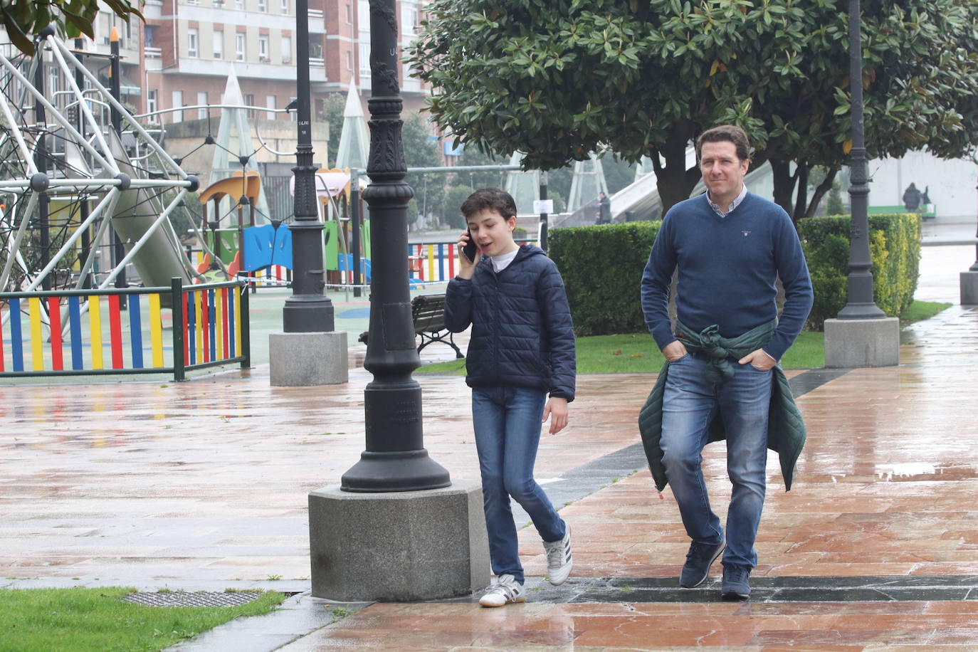 Los niños de Oviedo ponen al mal tiempo buena cara y salen a disfrutar de sus calles