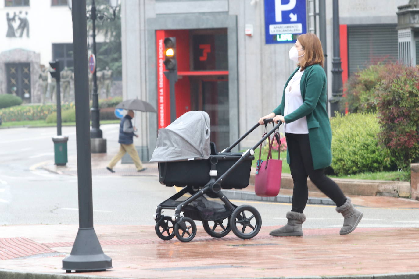 Los niños de Oviedo ponen al mal tiempo buena cara y salen a disfrutar de sus calles