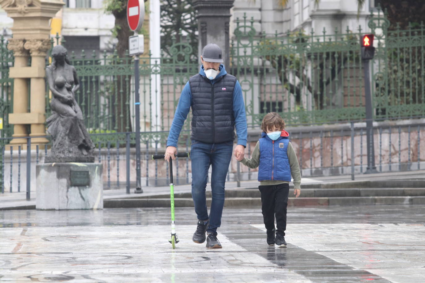 Los niños de Oviedo ponen al mal tiempo buena cara y salen a disfrutar de sus calles