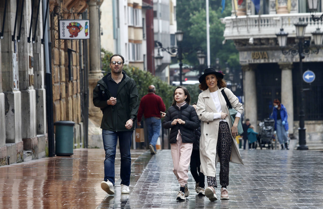 Los niños de Oviedo ponen al mal tiempo buena cara y salen a disfrutar de sus calles