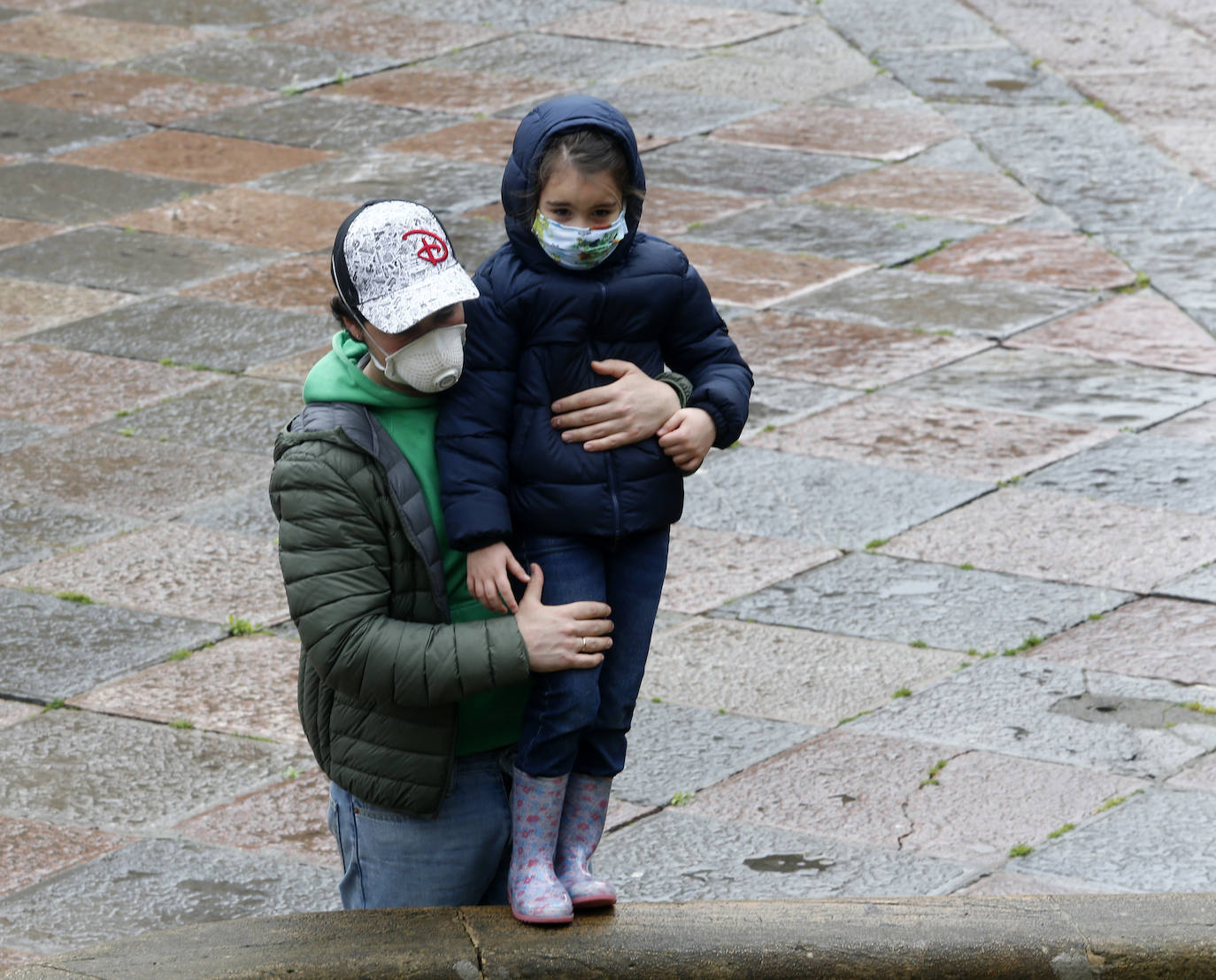 Los niños de Oviedo ponen al mal tiempo buena cara y salen a disfrutar de sus calles