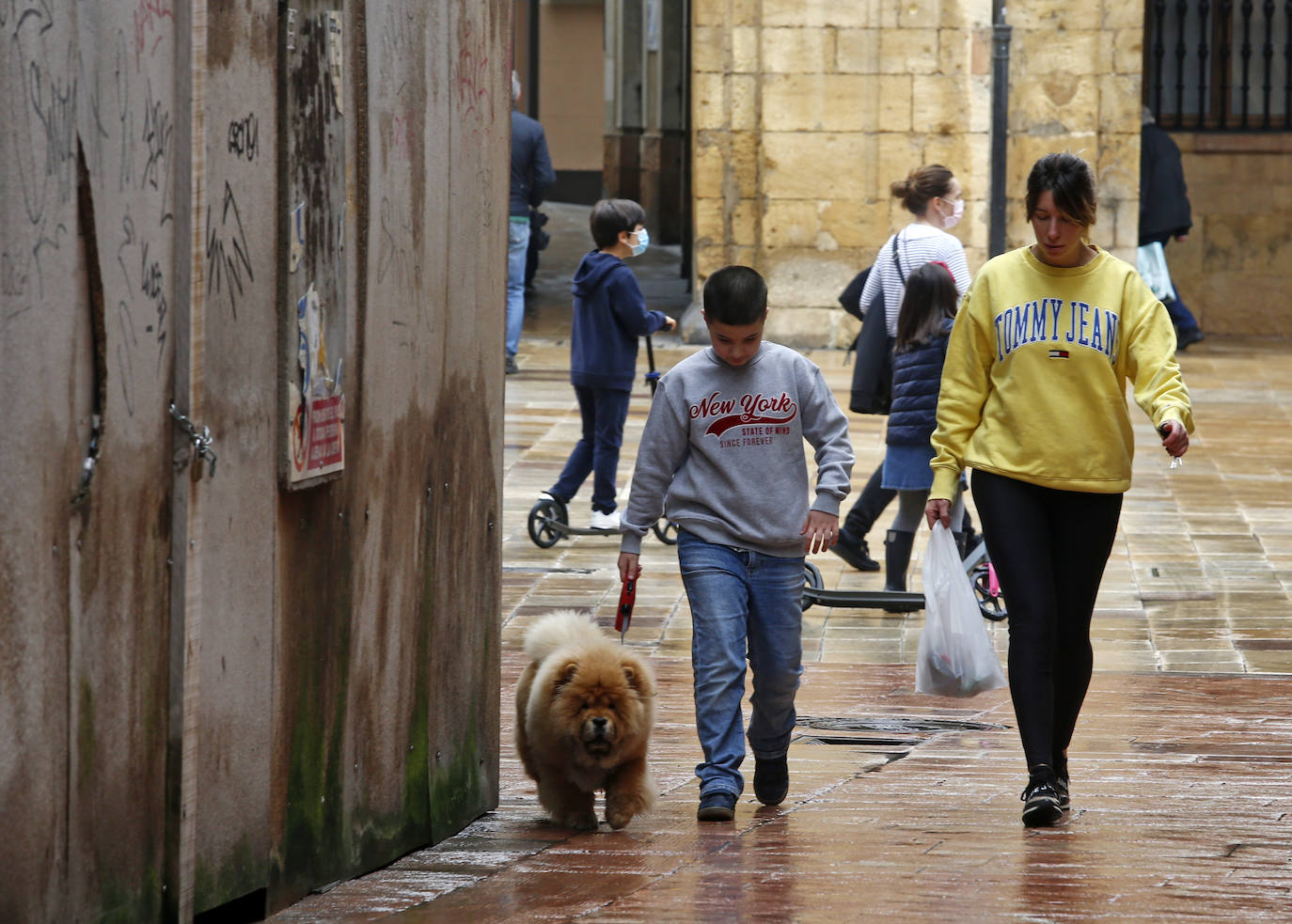 Los niños de Oviedo ponen al mal tiempo buena cara y salen a disfrutar de sus calles