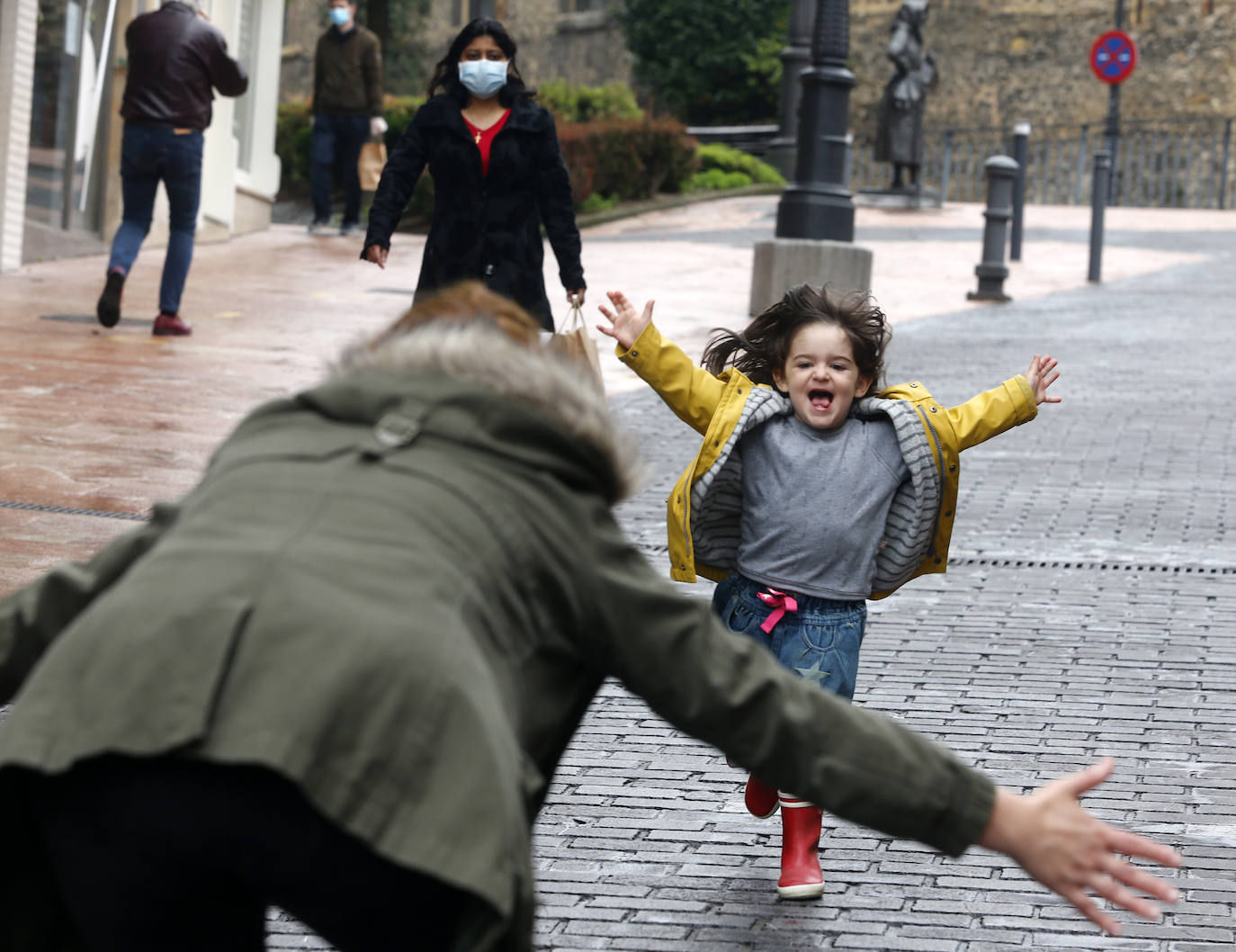 Los niños de Oviedo ponen al mal tiempo buena cara y salen a disfrutar de sus calles