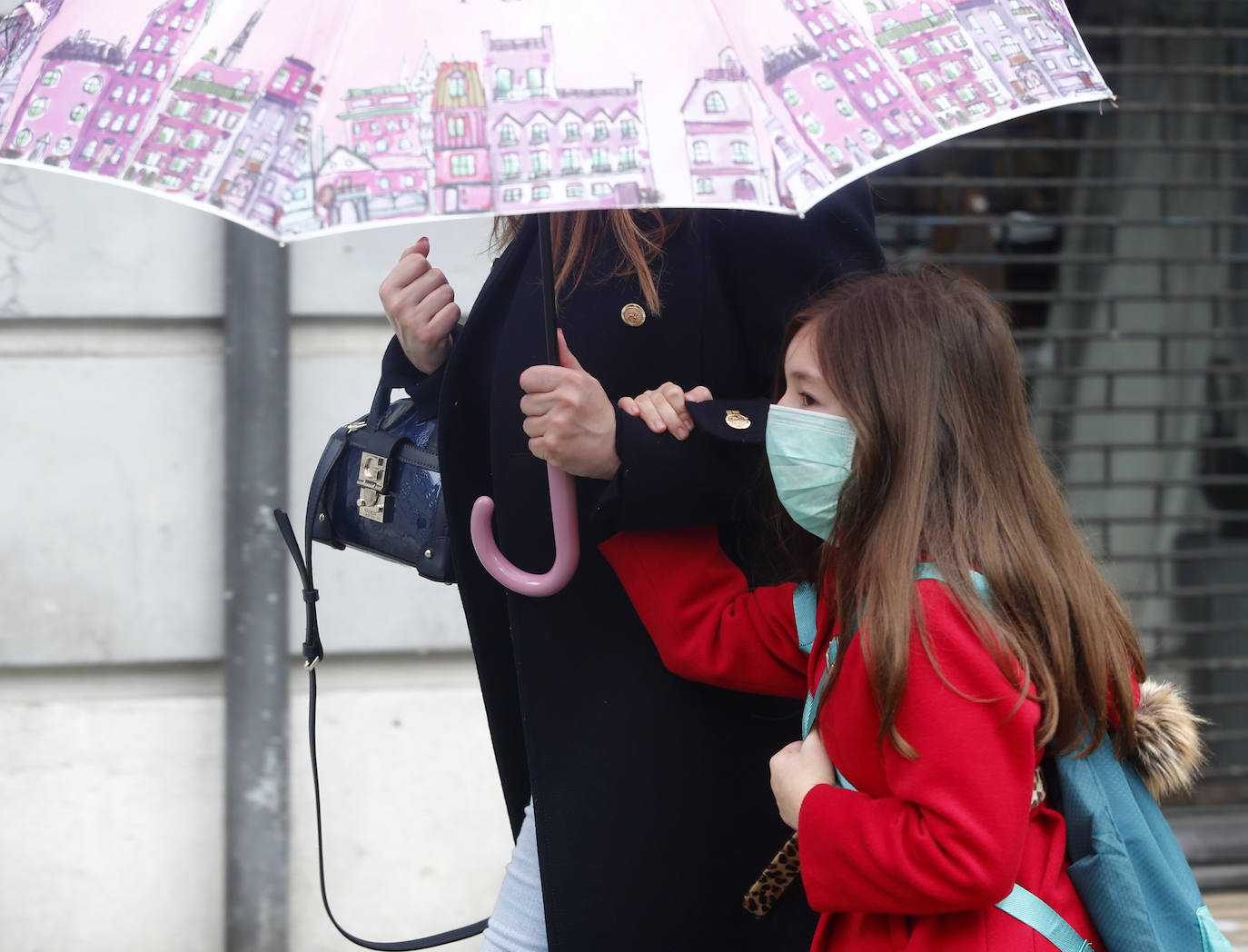 Los niños de Oviedo ponen al mal tiempo buena cara y salen a disfrutar de sus calles