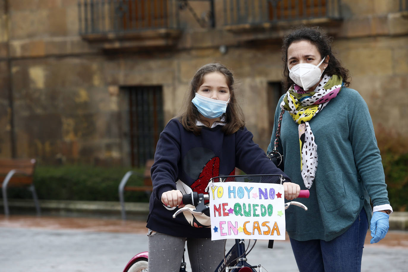 Los niños de Oviedo ponen al mal tiempo buena cara y salen a disfrutar de sus calles