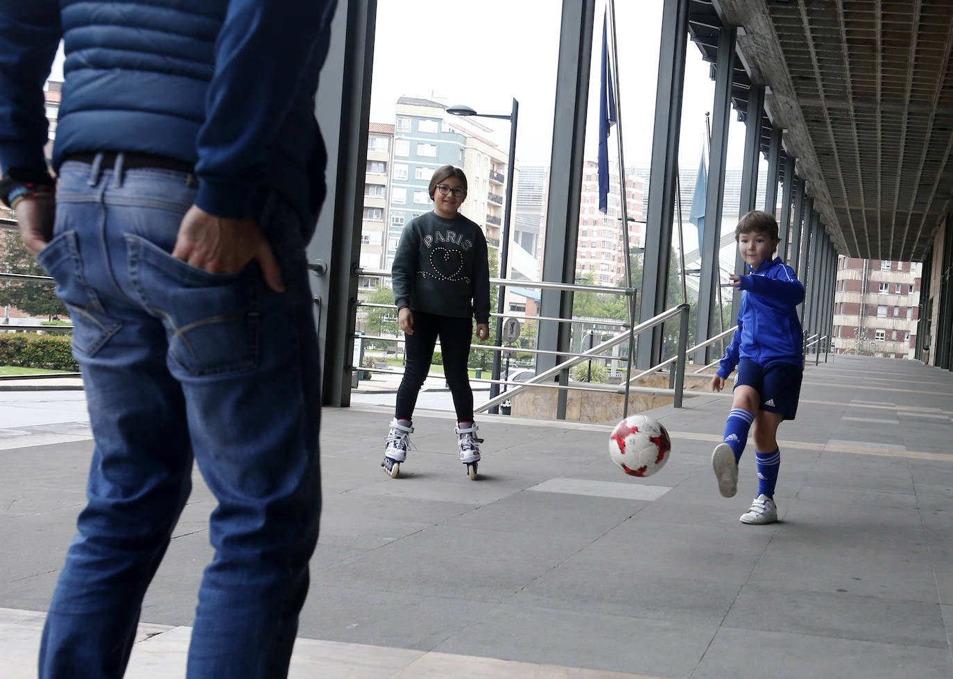 Los niños de Oviedo ponen al mal tiempo buena cara y salen a disfrutar de sus calles