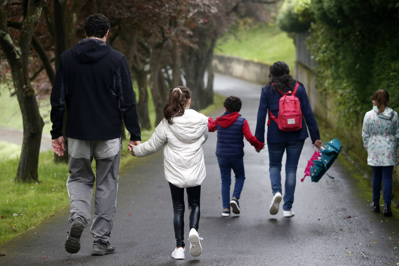 Los niños de Oviedo ponen al mal tiempo buena cara y salen a disfrutar de sus calles