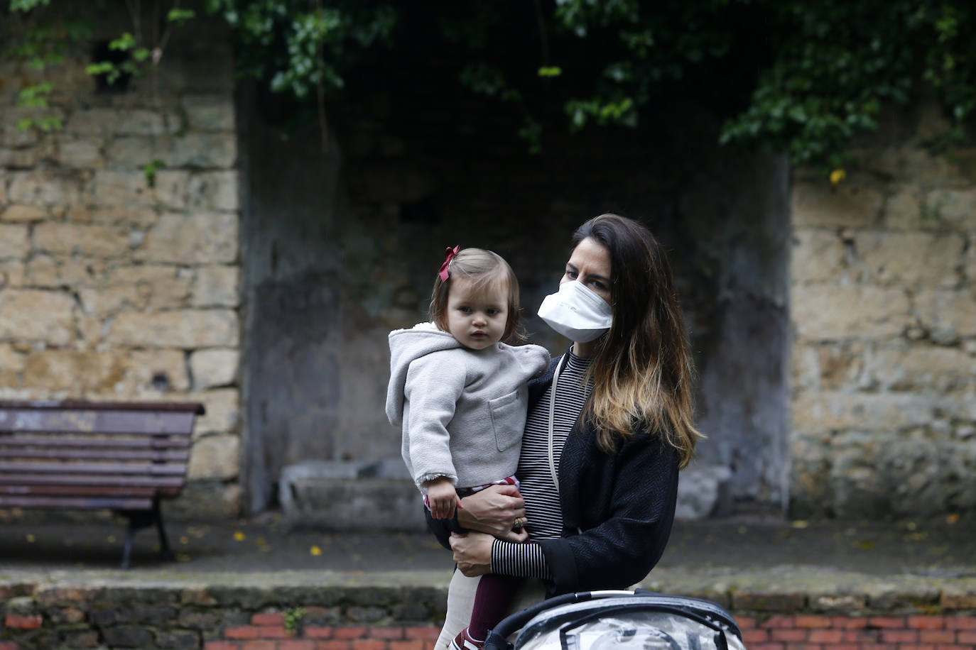 Los niños de Oviedo ponen al mal tiempo buena cara y salen a disfrutar de sus calles