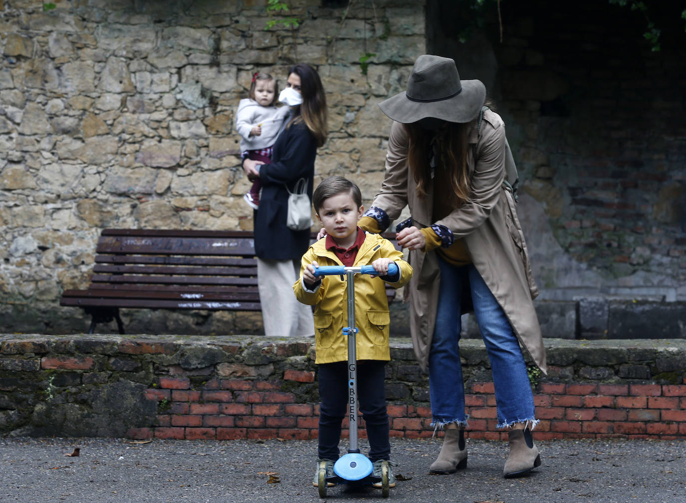 Los niños de Oviedo ponen al mal tiempo buena cara y salen a disfrutar de sus calles