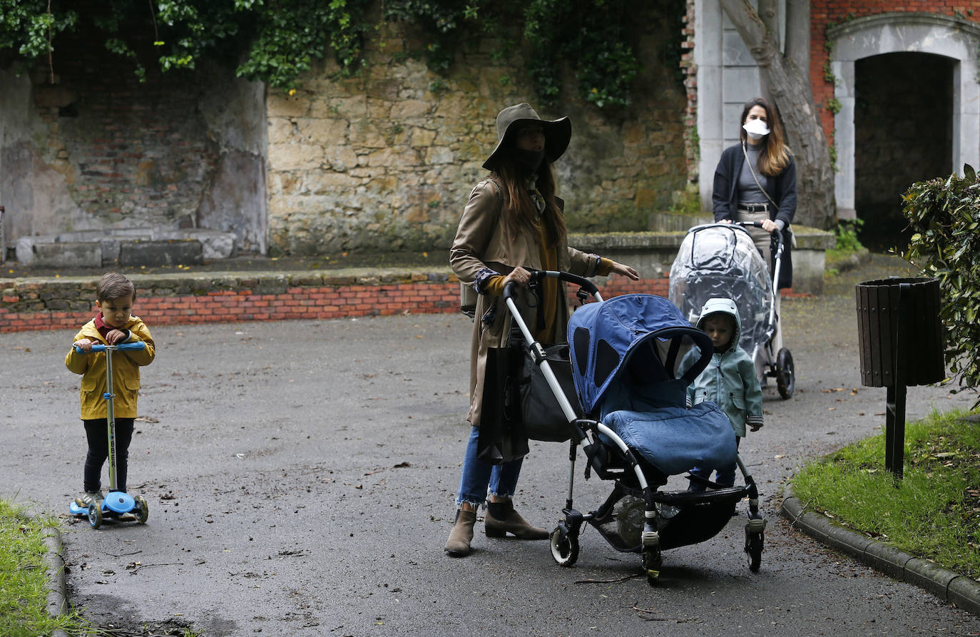 Los niños de Oviedo ponen al mal tiempo buena cara y salen a disfrutar de sus calles