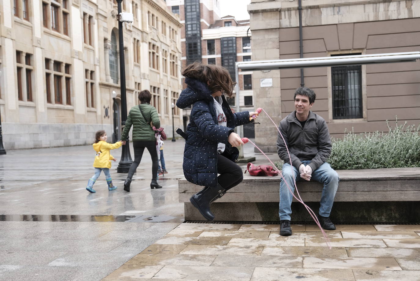 Primeros paseos bajo el orbayu en Gijón de los más pequeños