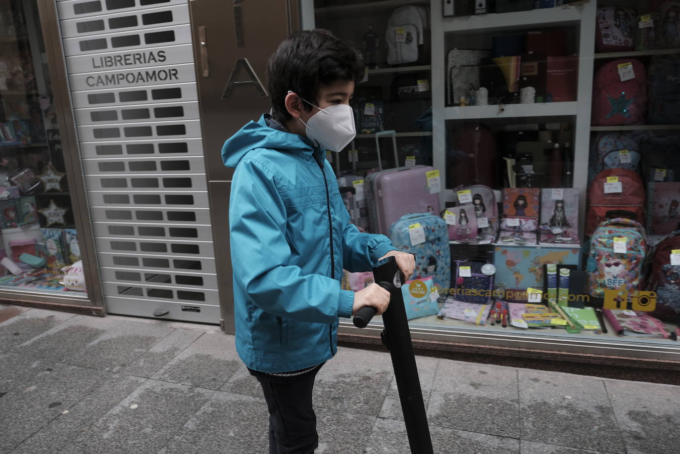 Primeros paseos bajo el orbayu en Gijón de los más pequeños