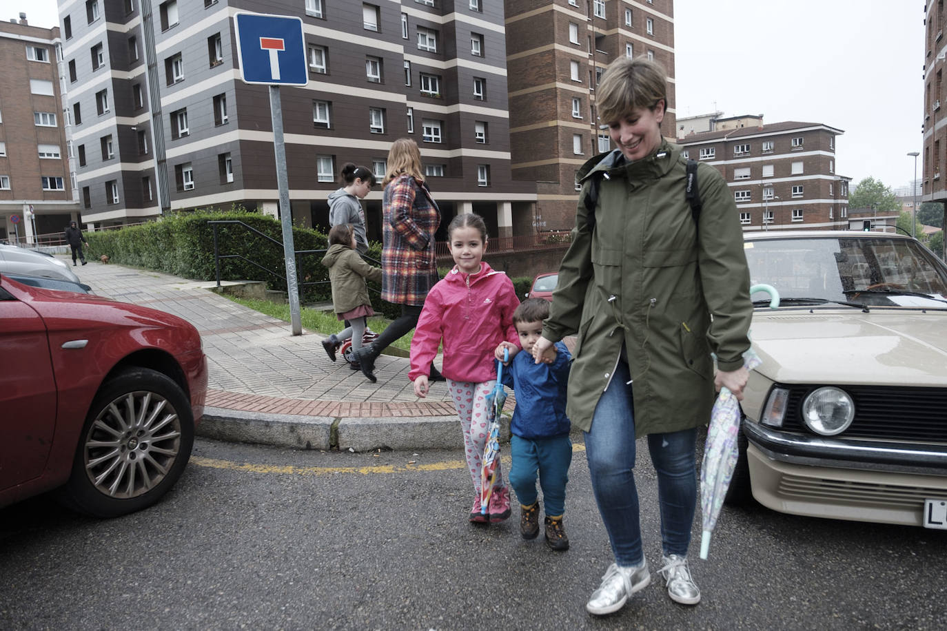 Primeros paseos bajo el orbayu en Gijón de los más pequeños