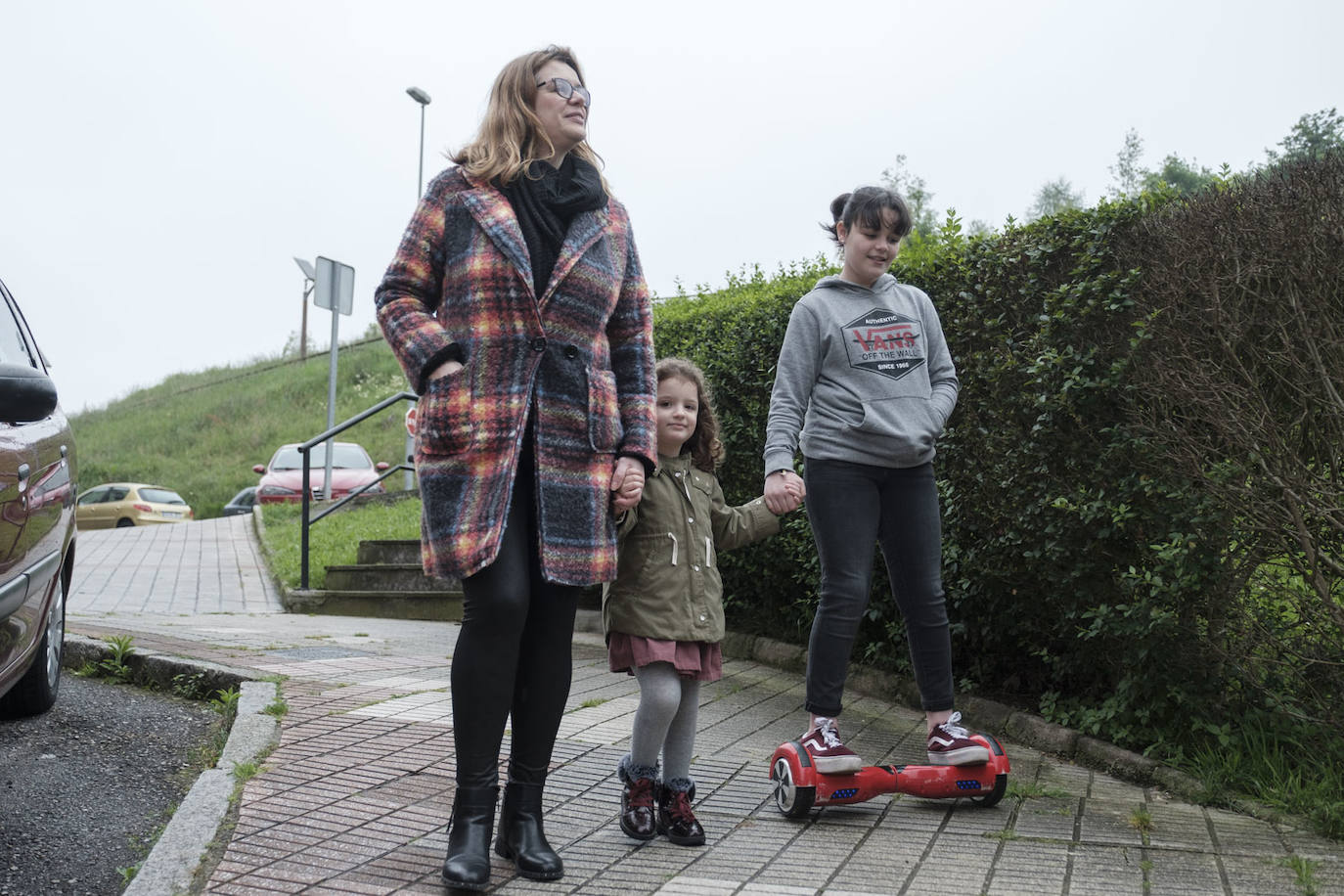 Primeros paseos bajo el orbayu en Gijón de los más pequeños