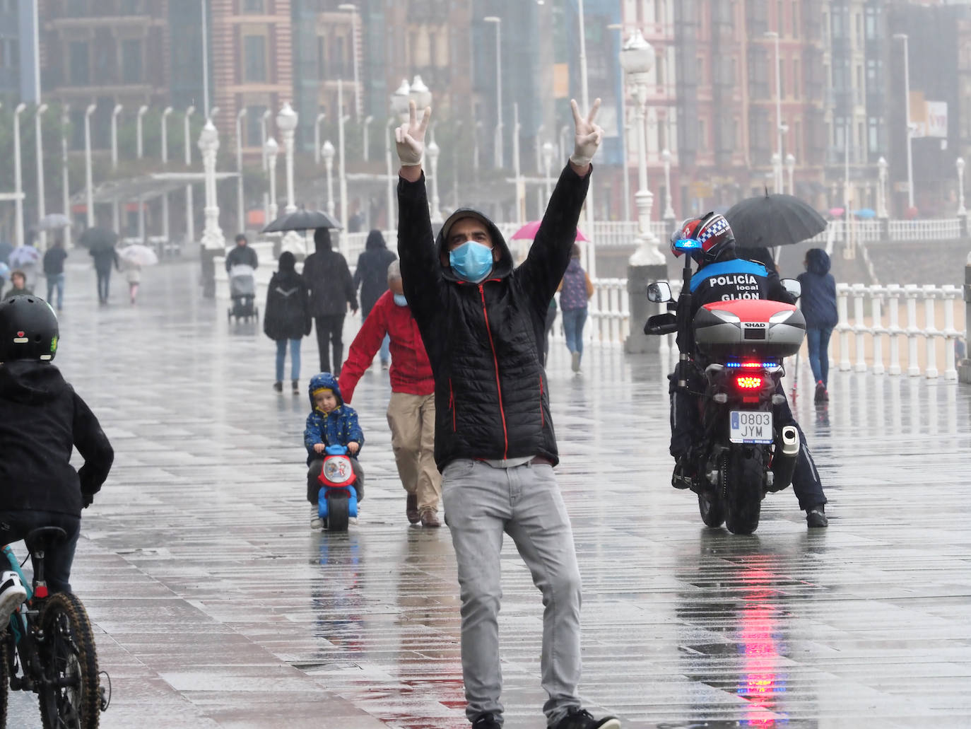 Primeros paseos bajo el orbayu en Gijón de los más pequeños