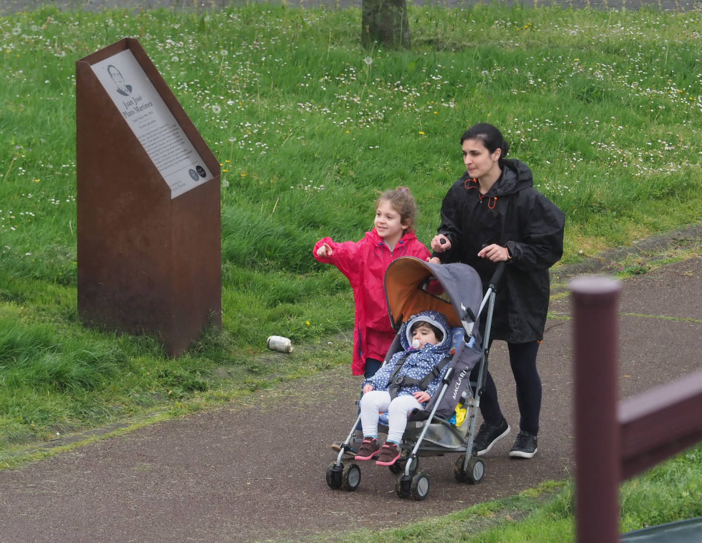 Primeros paseos bajo el orbayu en Gijón de los más pequeños