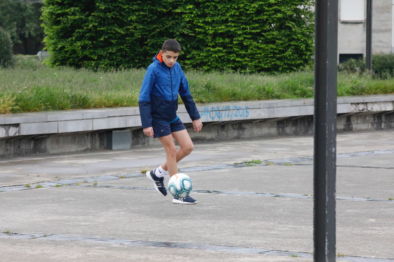 Primeros paseos bajo el orbayu en Gijón de los más pequeños