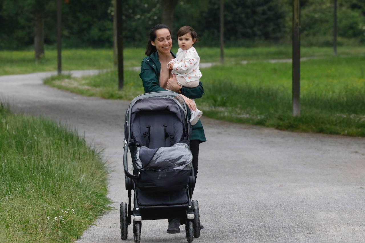 Primeros paseos bajo el orbayu en Gijón de los más pequeños