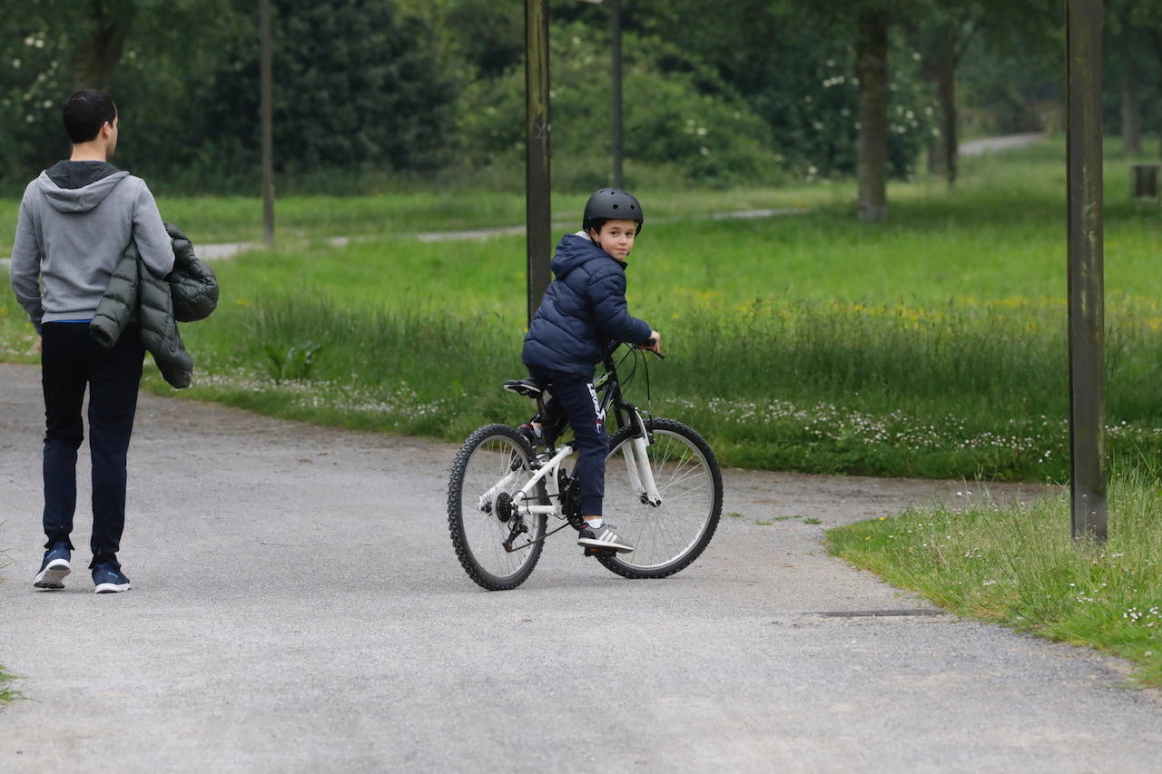 Primeros paseos bajo el orbayu en Gijón de los más pequeños