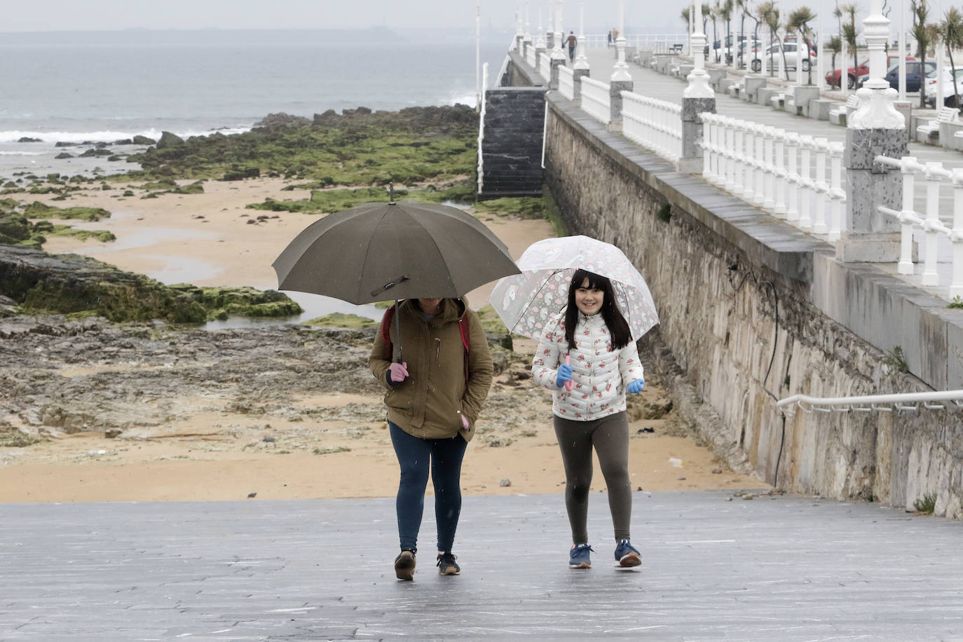 Primeros paseos bajo el orbayu en Gijón de los más pequeños