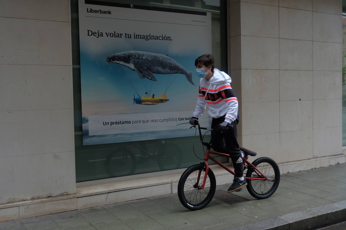 Primeros paseos bajo el orbayu en Gijón de los más pequeños